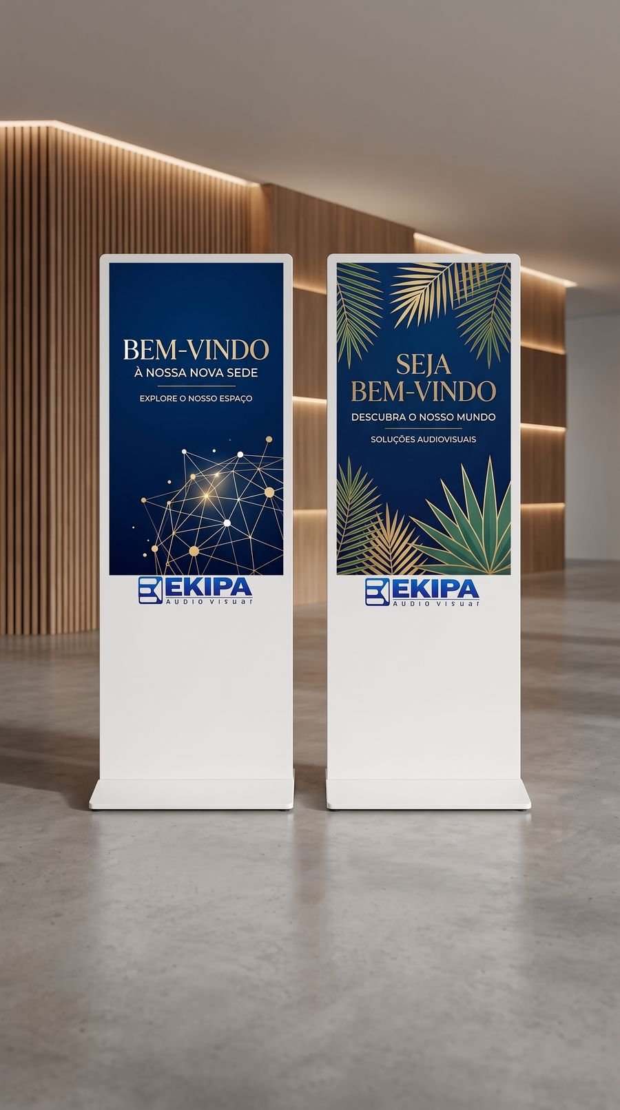 Dois totens brancos com artes de boas-vindas em uma recepção